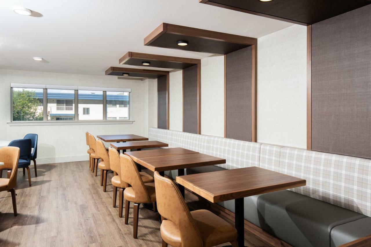 Pomeroy Hotel Fort Mcmurray Extérieur photo